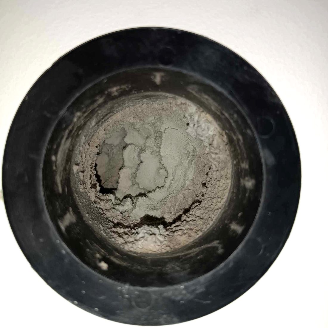 Bouche d'extraction de VMC encrassée avant nettoyage, dépôt de poussière épais