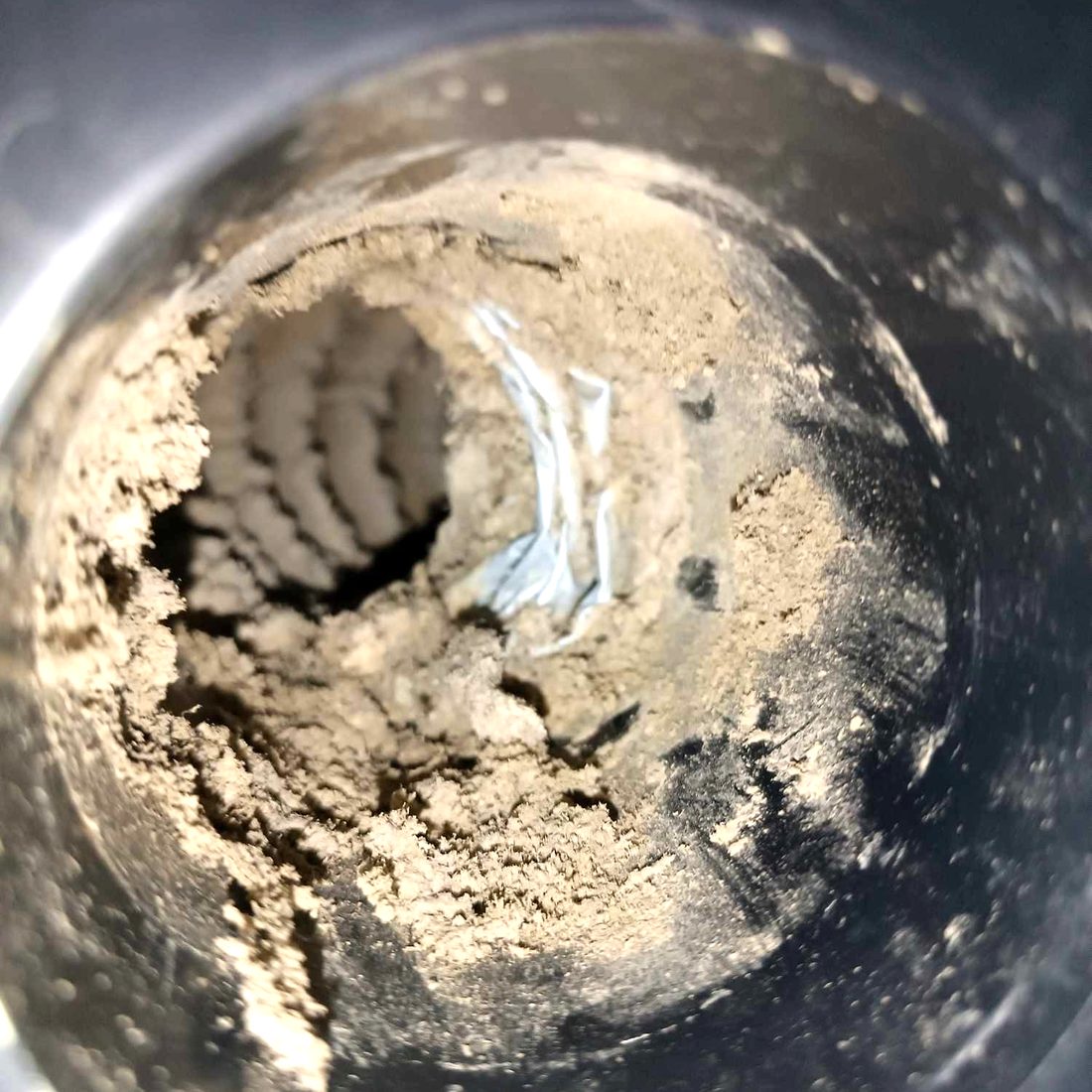 Dépôt de poussière accumulé dans un conduit de ventilation
